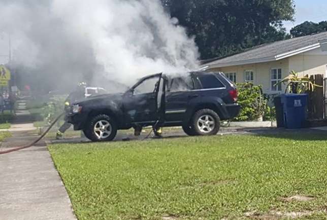 Carro pegando fogo