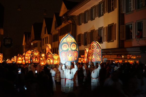 4maior_desfile_em_homenagem_a_papai_noel_da_europa_kussnachtjpgjpg