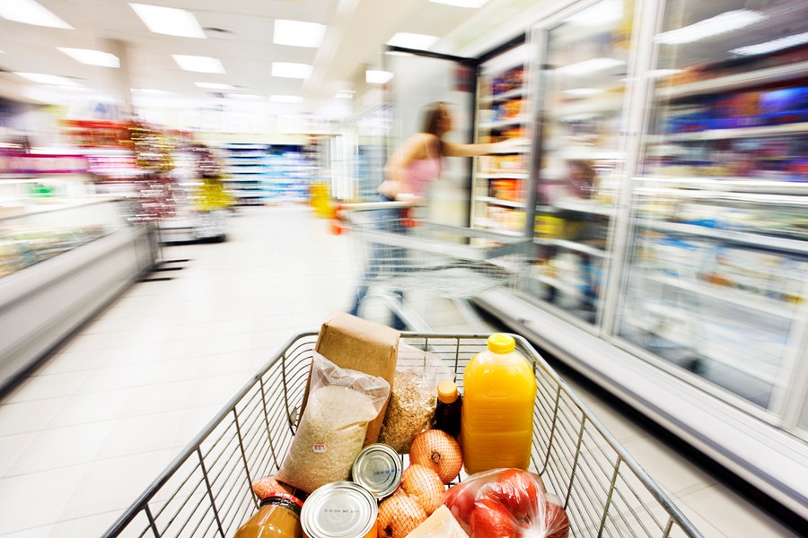 Alimentos em carrinho de supermercado