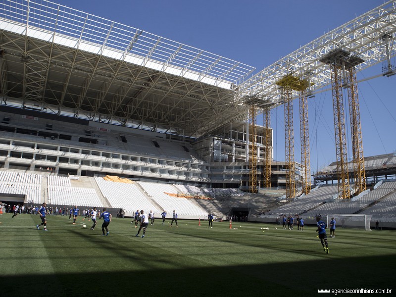 durante o primeiro treino esta manha na Arena Corinthians, zona leste de Sao Paulo. O próximo jogo da equipe será amanha, domingo, dia 16/03, contra a Penapolense, no Estadio Tenente Carriço, valido pela 14a. rodada do Campeonato Paulista 2014. Sao Paulo / SP - Brasil - 15/03/2014. Foto: © Daniel Augusto Jr. / Ag. Corinthians