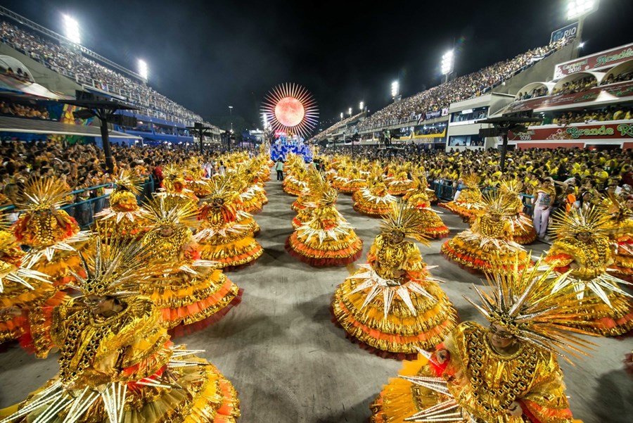 Baianas rodopiam em desfile de Carnaval no Rio de Janeiro