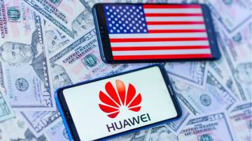 Dois aparelhos celulares, um ao lado do outro, mostrando em suas telas a bandeiras dos Estados Unidos e o logo da Huawei.