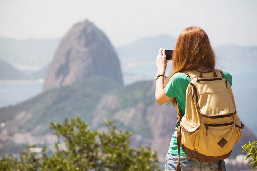 Mulher fotografa belezas naturais do Rio de Janeiro