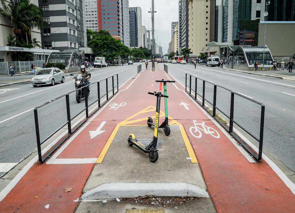 Patinetes elétricos na Av. Paulista. (Shutterstock)