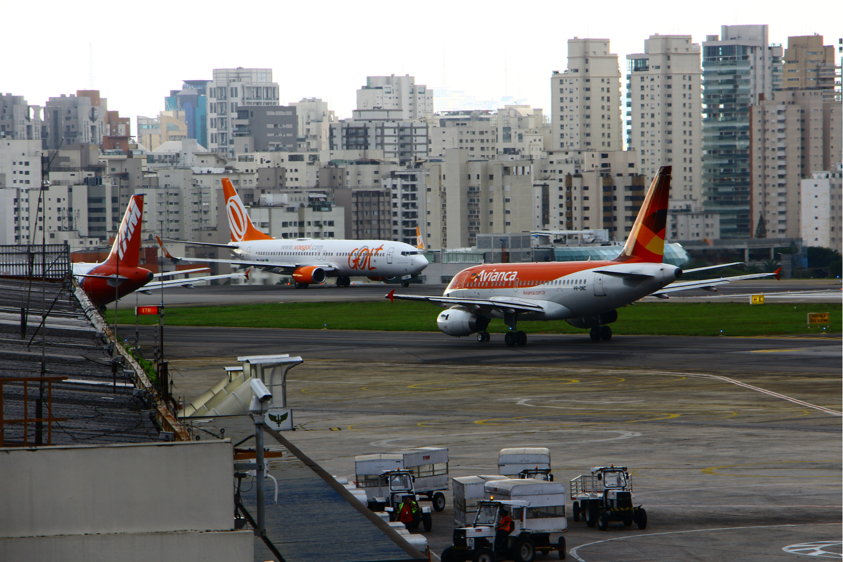 Preços de passagens aéreas saíram de queda de 5,40% para alta de 0,29% (Shutterstock)