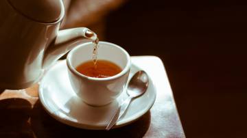 Chá sendo servido em uma xícara
