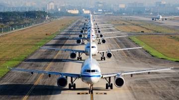 fila de aviões aeroporto aviação companhias aéreas voo covid
