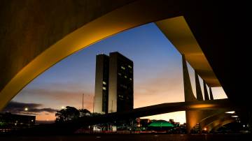 DF - ENTARDECER/BRASÍLIA - CIDADES - Fim de tarde visto do Palácio do Planalto, composto com o prédio do Congresso Nacional, em Brasília, nesta terça-feira, 02. 02/06/2020 - Foto: DIDA SAMPAIO/ESTADÃO CONTEÚDO