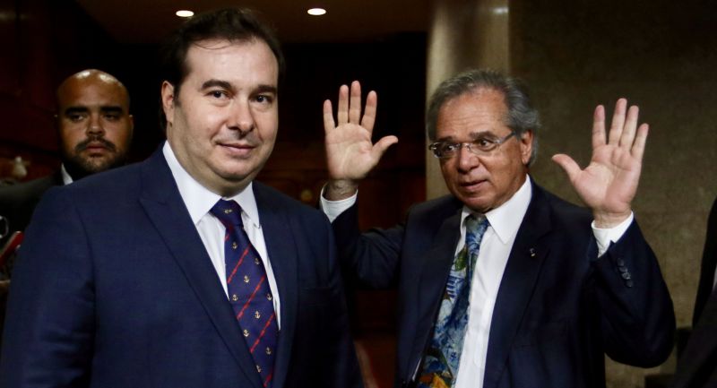 O presidente da Câmara, Rodrigo Maia e o ministro da economia, Paulo Guedes, após a reunião no ministério (Foto: Fabio Rodrigues Pozzebom/Agência Brasil) 