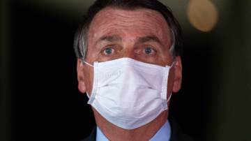 Jair Bolsonaro usa máscara branca de proteção à contaminação por coronavírus