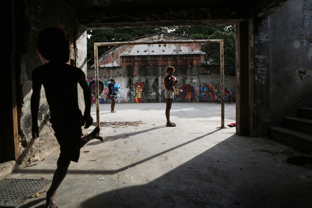 Crianças na favela da Mangueira, no Rio de Janeiro (Foto: Mario Tama/Getty Images)