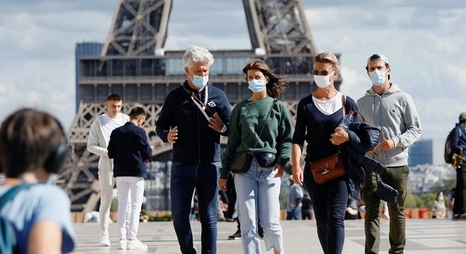 Família com máscara faz passeio em Paris (Charles Platiau/Reuters)
