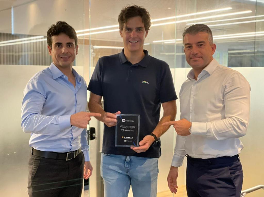 Pedro Padilha e José Roberto Lopes recebendo o troféu pelo recorde histórico de captação em um único mês 