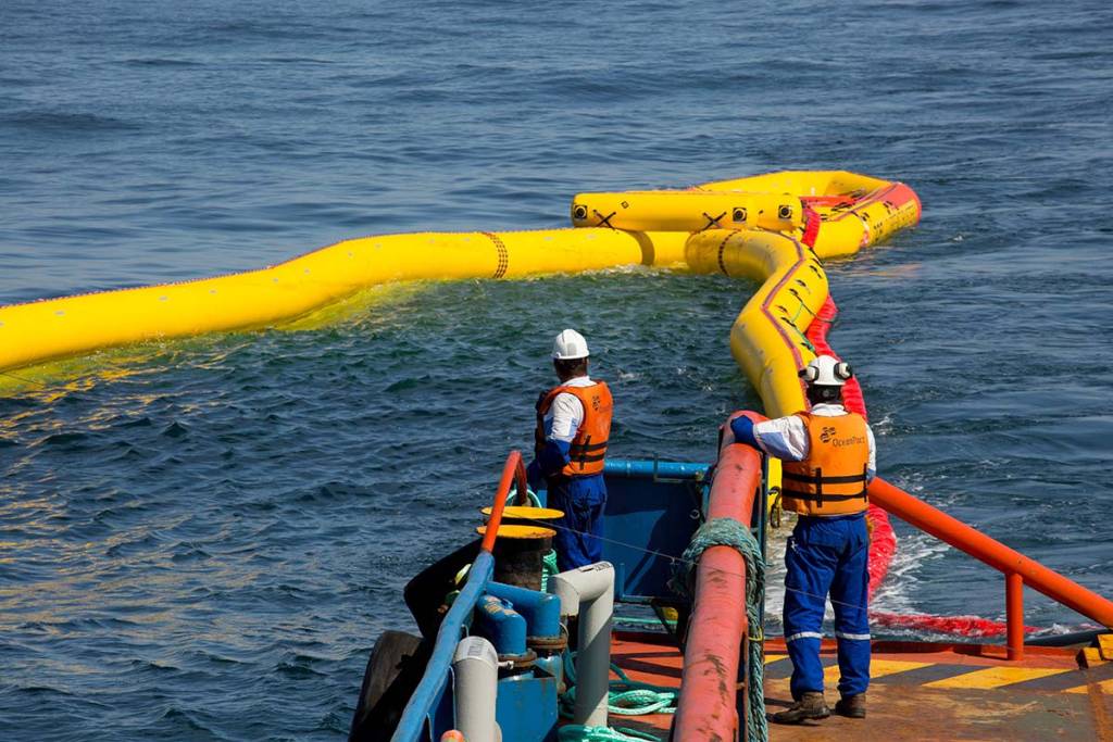 Profissionais em navio de apoio à plataformas offshore da OceanPact