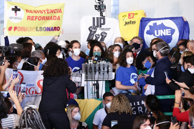 Deputados de diversos partidos apresentam à imprensa o "superpedido" de impeachment (Foto: Cleia Viana/Câmara dos Deputados)