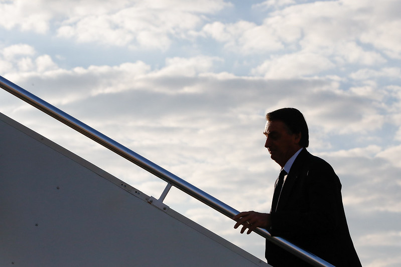 O presidente Jair Bolsonaro durante embarque no aeroporto de Brasília (Foto: Alan Santos/PR)