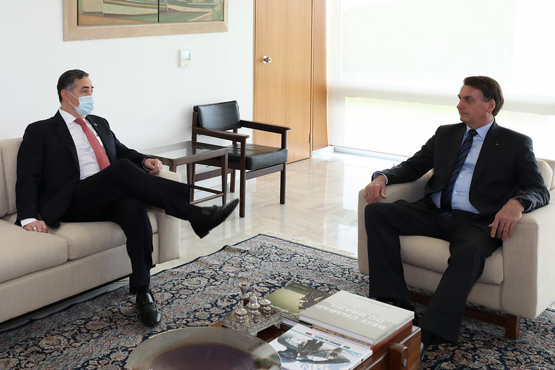 O presidente Jair Bolsonaro em audiência com Luís Roberto Barroso, presidente do Tribunal Superior Eleitoral (TSE) e ministro do Supremo Tribunal Federal (STF). (Foto: Marcos Corrêa/PR)