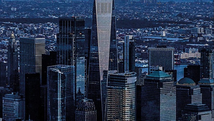 Vista aérea do centro financeiro de Nova York, com o 1WTC em destaque