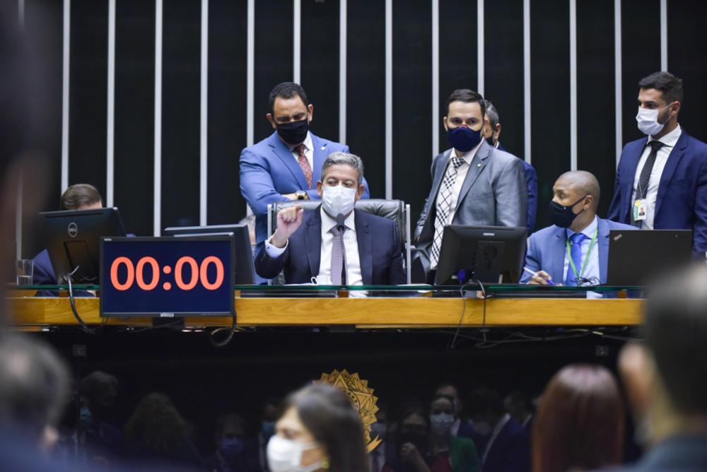 O presidente da Câmara dos Deputados, Arthur Lira (PP-AL), comanda sessão no plenário (Zeca Ribeiro/Câmara dos Deputados)