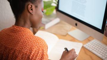 Mulher trabalhando em casa, em Home Office