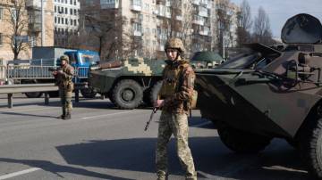 Soldados em Kiev durante ataque da Rússia
