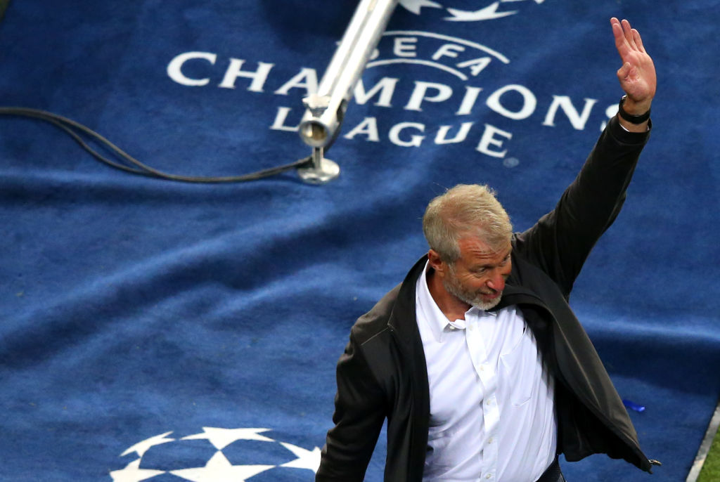 Roman Abramovich acena para torcedores após a final da Champions League entre Manchester City e Chelsea no Estádio do Dragão em Porto, Portugal (Foto por Alex Livesey - Danehouse/Getty Images)