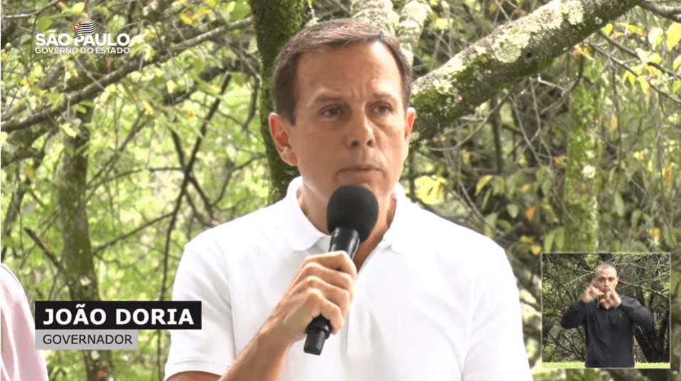 O governador de São Paulo, João Doria (PSDB), anuncia a aplicação da quarta dose para idosos acima de 80 anos a partir de 21 de março de 2022 (Reprodução/YouTube)