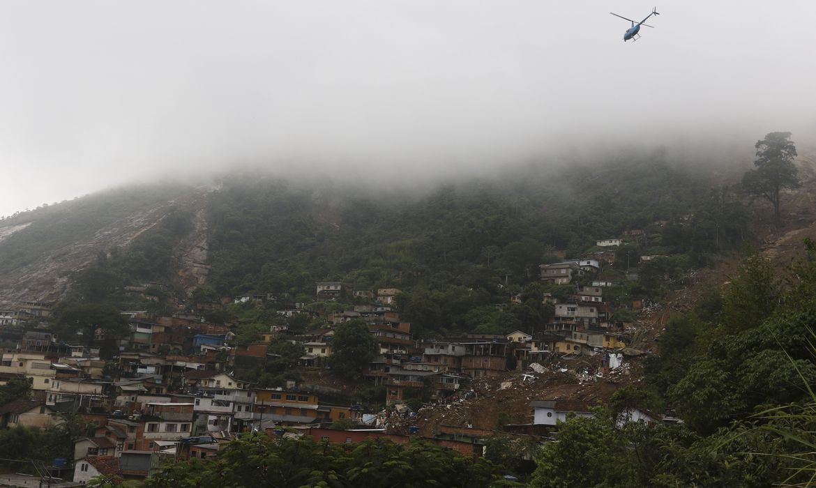 Bombeiros, moradores e voluntários trabalham no local do deslizamento no Morro da Oficina, após a chuva que castigou Petrópolis, na região serrana fluminense, em 20 de março de 2022 (Foto: Tânia Rêgo/Agência Brasil)