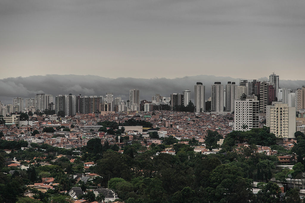 Vista da favela de Paraisópolis com o bairro nobre do Morumbi, em São Paulo, no Brasil (Foto de Paulo Fridman/Corbis via Getty Images)