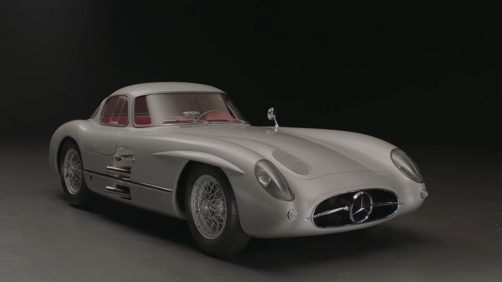 Mercedes-Benz 300 SLR Uhlenhaut Coupé de 1955 foi leiloada por € 135 milhões (R$ 700 milhões) e se tornou o carro mais caro da história (Foto: Divulgação/RM Sotheby's)