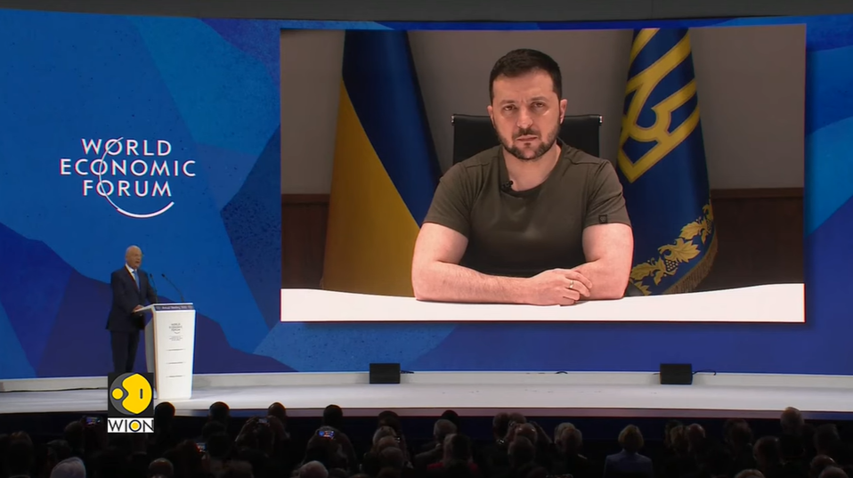 O presidente da Ucrânia, Volodymyr Zelensky, discursa no Fórum Econômico Mundial de Davos e pede mais sanções à Rússia