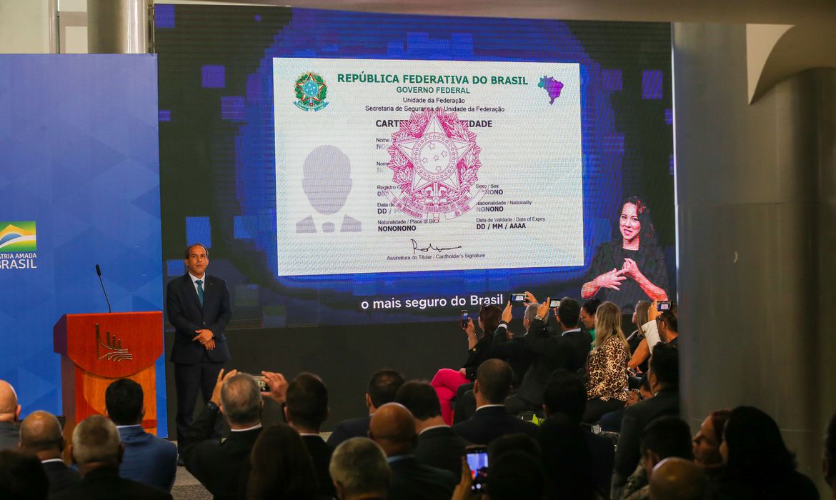 O presidente Jair Bolsonaro participa de cerimônia de emissão das novas carteiras de identidade nacional dos estados (RGs) e do lançamento do novo passaporte do Brasil (Foto: Fábio Rodrigues Pozzebom/Agência Brasil)