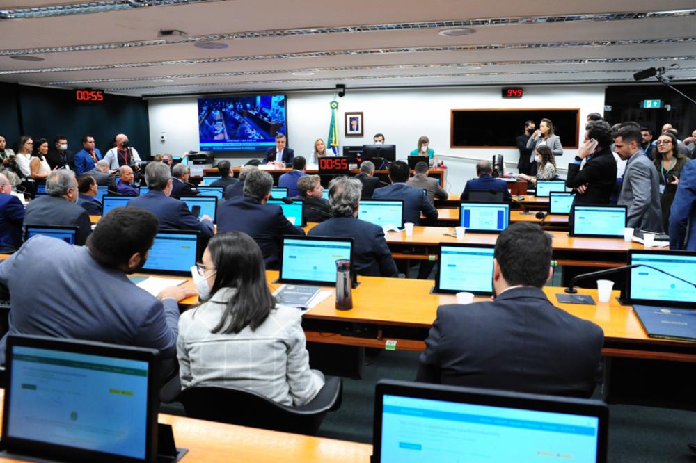 A comissão especial criada para discutir a PEC dos Biocombustíveis e a PEC dos Auxílios (Foto: Billy Boss/Câmara dos Deputados)