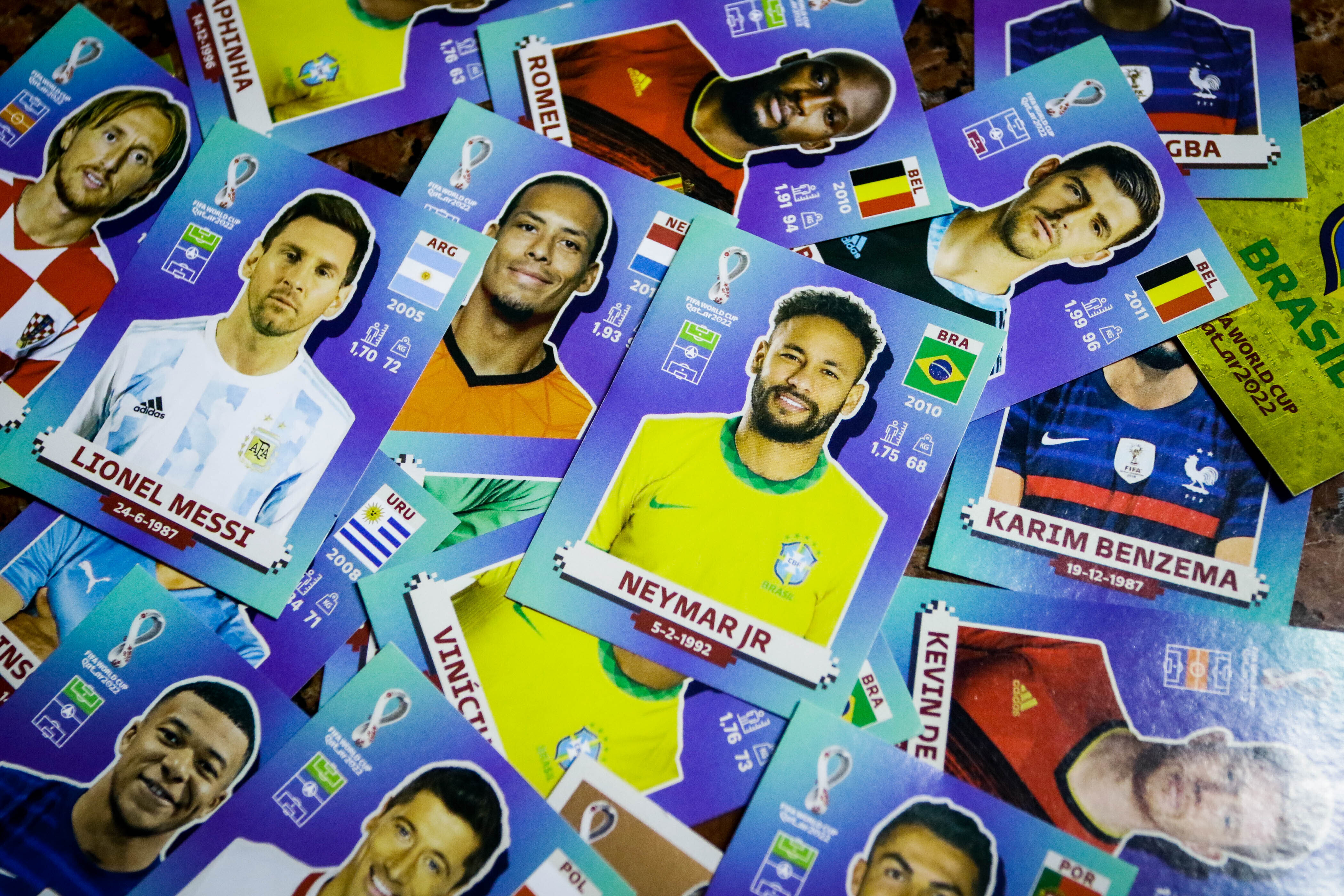 Figurinhas de Neymar, Messi e outros jogadores de futebol do álbum da Copa do Mundo do Catar (Foto: ALOISIO MAURICIO/FOTOARENA/ESTADÃO CONTEÚDO)