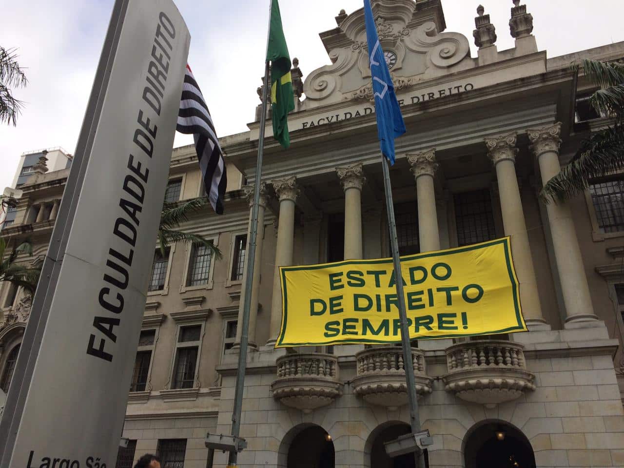 Faixa em defesa do Estado Democrático de Direito instalada na fachada da Faculdade de Direito do Largo de São Francisco da Universidade de São Paulo (Foto : Paulo Pinto / Fotos Publicas)