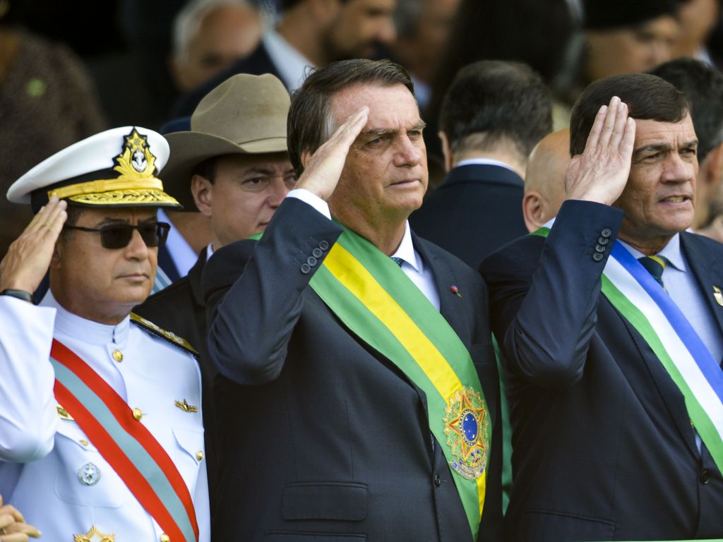 O comandante da Marinha, Almirante Almir Garnier Santos, o presidente Jair Bolsonaro, e o ministro da Defesa, Paulo Sérgio, durante desfile cívico-militar do 7 de Setembro, que este ano comemora o Bicentenário (200 anos) da Independência do Brasil (Foto: Marcelo Camargo/Agência Brasil)