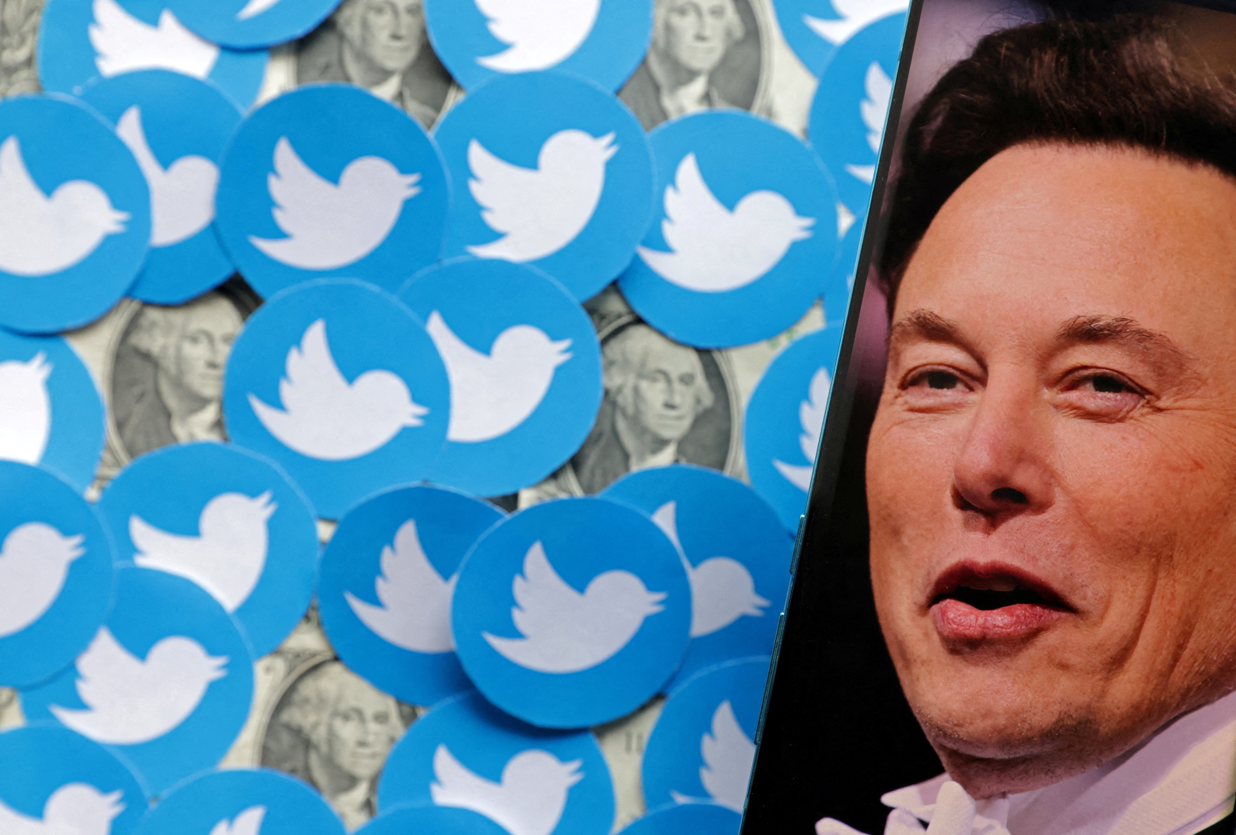 Ilustração com foto de Elon Musk , logotipos do Twitter e notas de dólares norte-americanos,  01/08/2022. REUTERS/Dado Ruvic/Illustration