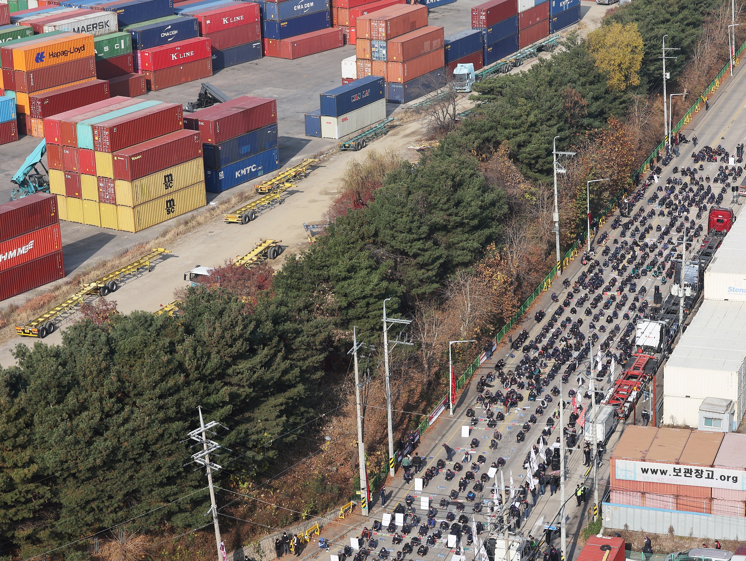 Caminhoneiros sindicalizados durante manifestação, enquanto iniciam greve em frente ao centro de transporte em Uiwang, sul de Seul, Coreia do Sul. 24/11/2022. Yonhap/via REUTERS