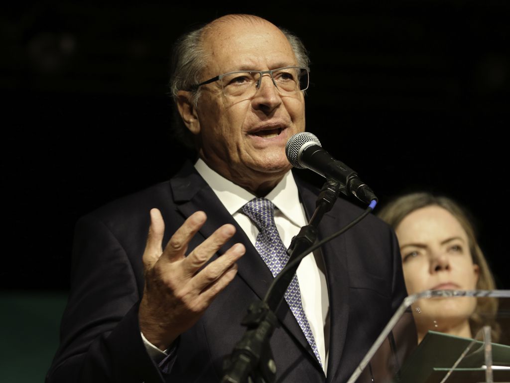 O vice-presidente eleito, Geraldo Alckmin (PSB), com a deputada federal Gleisi Hoffmann, presidente nacional do PT, no CCBB, em Brasília (Foto: Fabio Rodrigues-Pozzebom/ Agência Brasil)