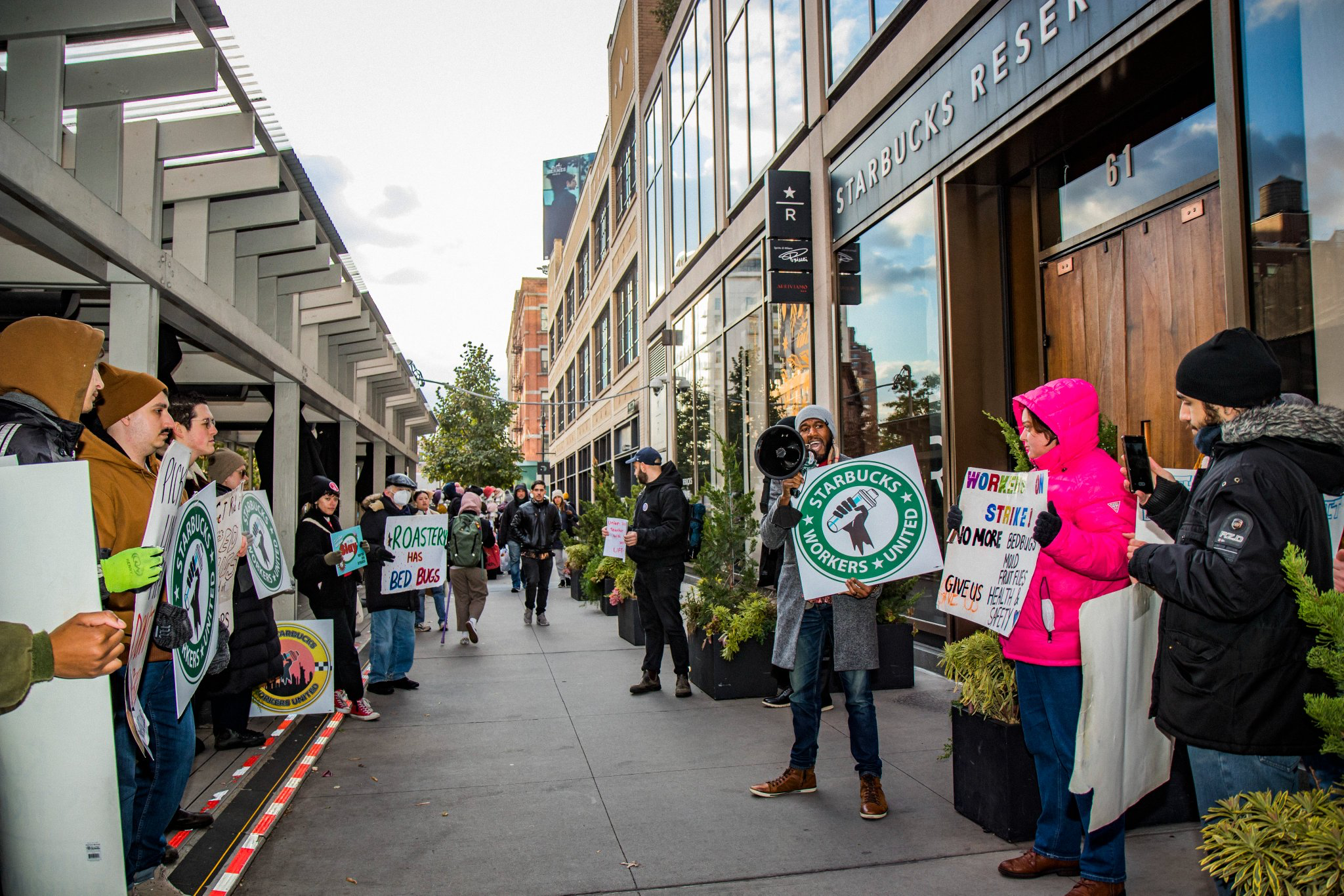 Funcionários do Starbucks em frente à unidade nos Estados Unidos. Foto: Divulgação/Workers United