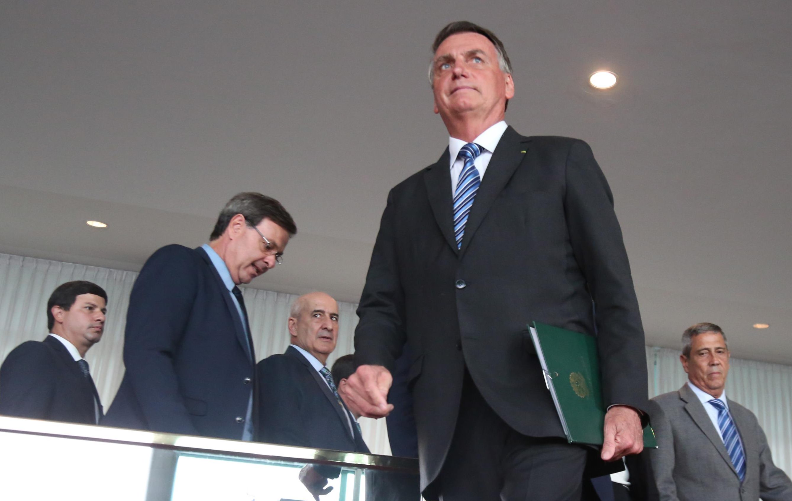 DF - BOLSONARO-COLETIVA-IMPRENSA-SOBRE-DERROTA-ELEIÇÕES-2022 - GERAL - O presidente e candidato derrotado à reeleição, Jair Bolsonaro, concede coletiva de imprensa no Palácio da Alvorada em Brasília (DF), nesta terça-feira (1). Este é seu primeiro pronunciamento após a vitória de Lula no domingo (30). 01/11/2022 - Foto: FáTIMA MEIRA/FUTURA PRESS/FUTURA PRESS/ESTADÃO CONTEÚDO