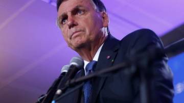 Jair Bolsonaro (PL) fala com jornalistas após debate nas eleições presidenciais de 2022 (Wagner Meier/Getty Images)