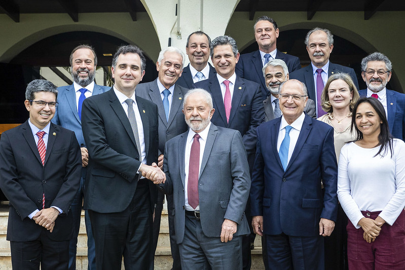 O presidente eleito, Luiz Inácio Lula da Silva (PT), em reunião com o presidente do Senado Federal, Rodrigo Pacheco (PSD-MG), e parlamentares (Foto: Pedro Gontijo/Senado Federal)