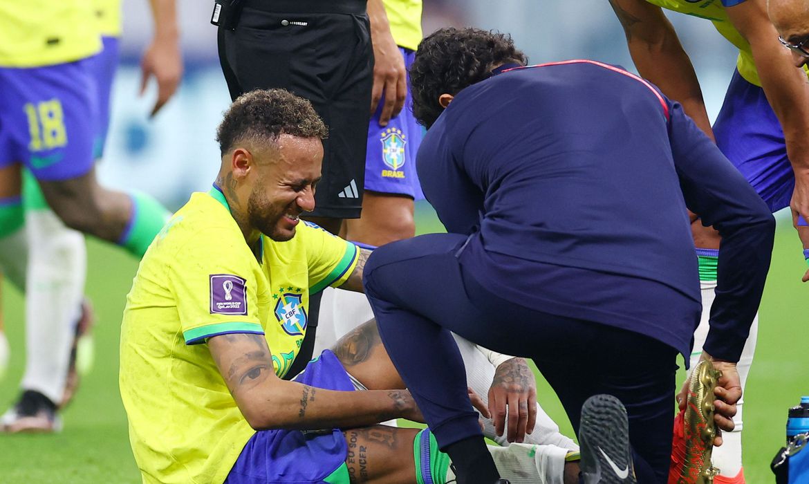 Neymar sente dores após lesão em partida contra a Sérvia (Reuters)