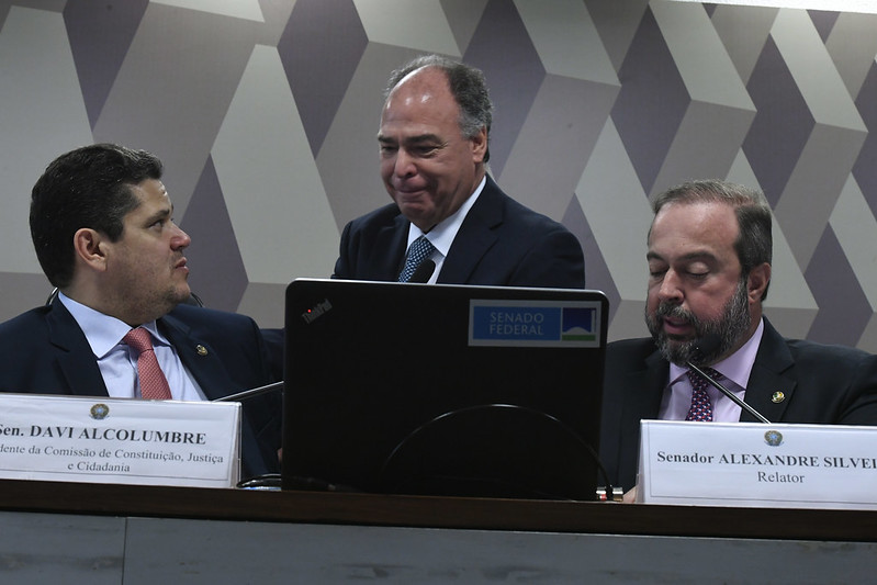 Os senadores Davi Alcolumbre, Fernando Bezerra Coelho e Alexandre Silveira em sessão na CCJ do Senado Federal (Foto: Edilson Rodrigues/Agência Senado)