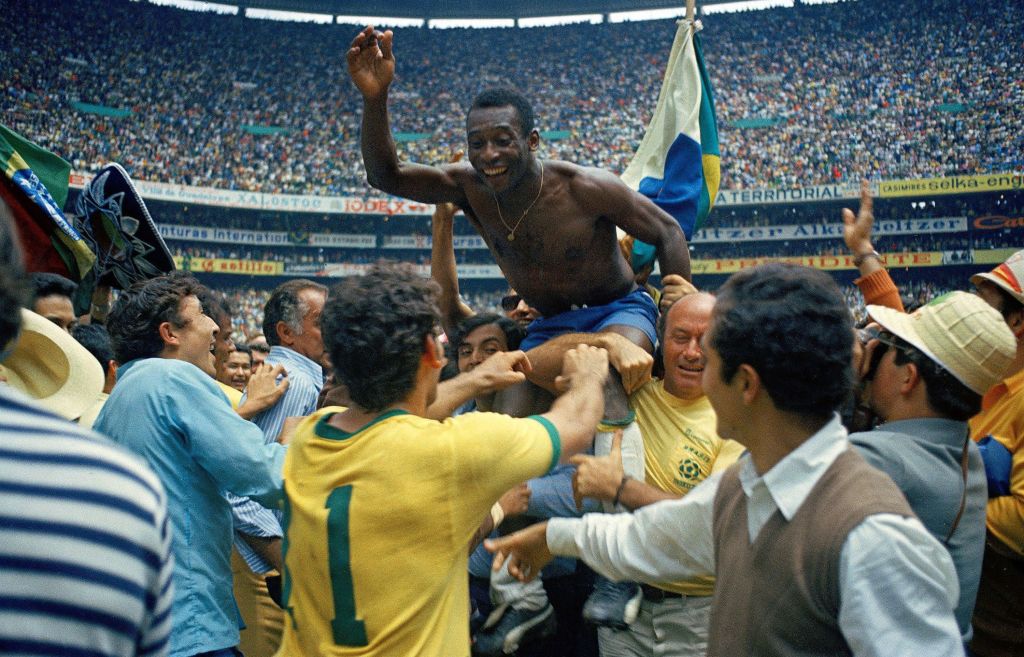 Pelé comemora o título da Copa do Mundo de 1970, no México