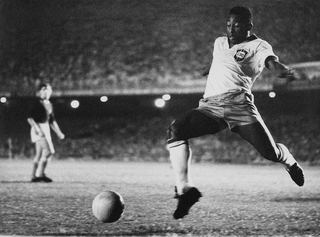 Pelé durante jogo do Brasil no Maracanã, em 1958