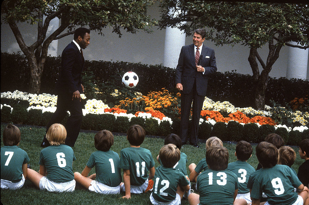 Pelé bate bola com o presidente americano Ronald Reagan na Casa Branca, em 1982