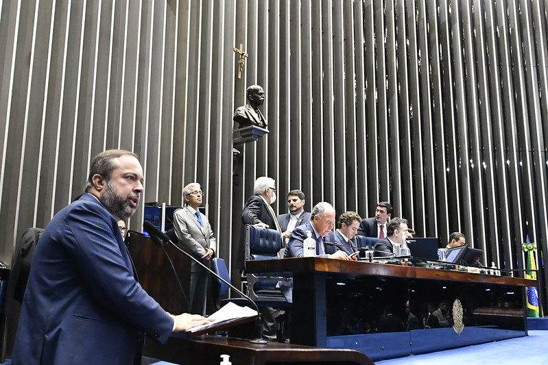 O senador Alexandre Silveira (PSD-MG) apresenta o parecer da PEC da Transição no plenário do Senado Federal (Foto: Waldemir Barreto/Agência Senado)