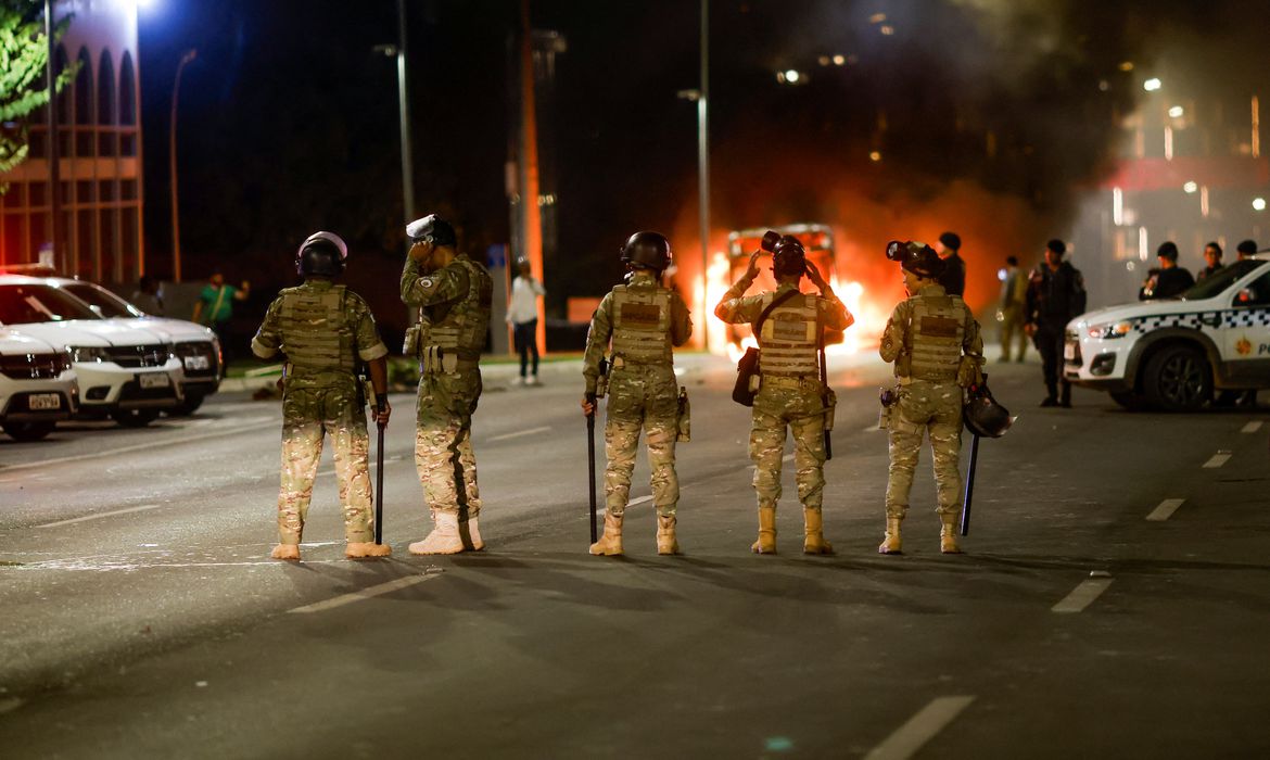 Apoiadores de Jair Bolsonaro (PL) promovem quebra-quebra em Brasília (Foto: Agência Brasil)